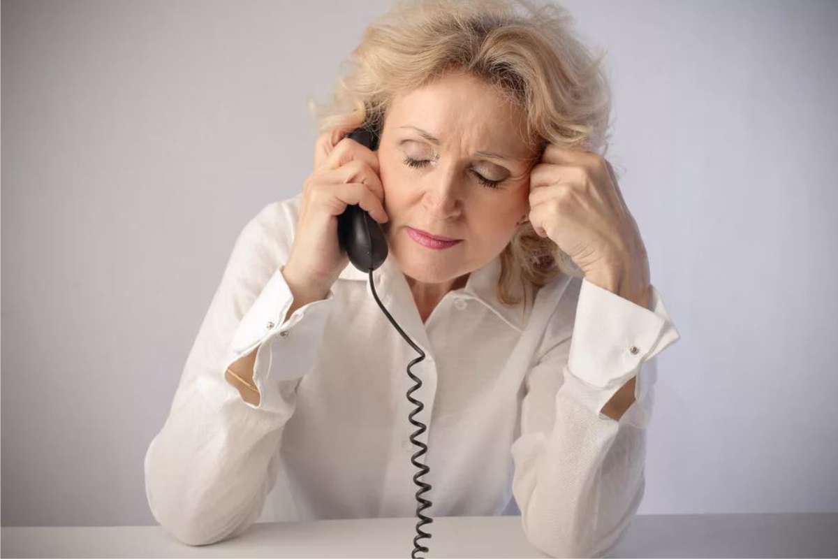 Мамка разговаривает по телефону. Пожилая женщина с телефоном. Женщина средних лет. Злая женщина в возрасте. Грустная женщина средних лет.